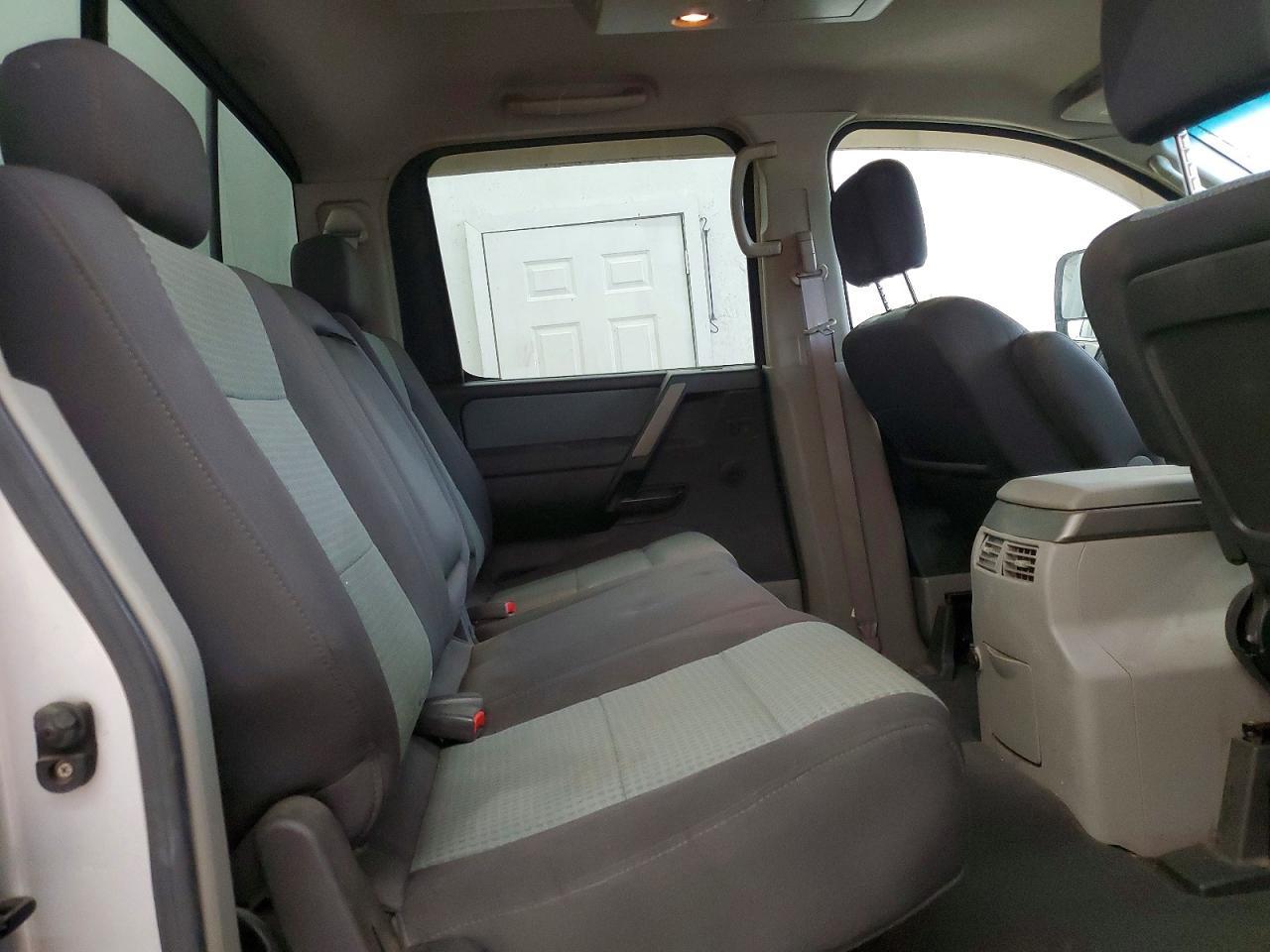 2004 Nissan Titan XE