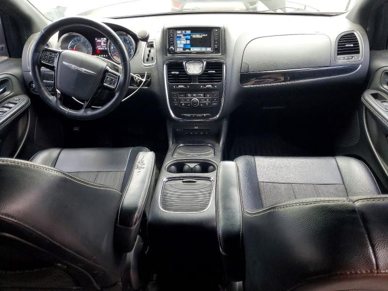 2016 Chrysler Town & Country s