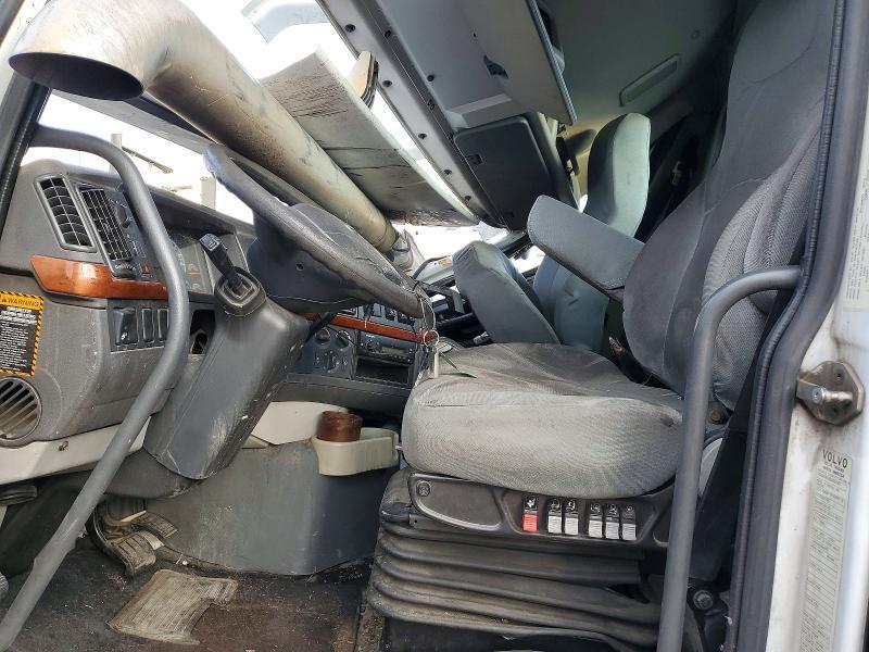 2011 Volvo VNM Semi Truck