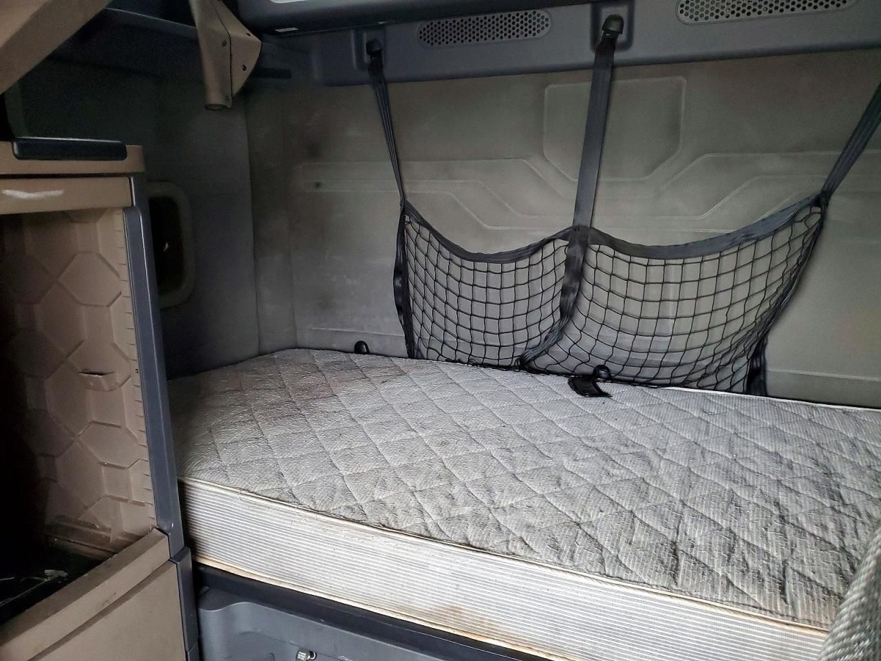 2014 Freightliner Cascadia 125 Semi Truck