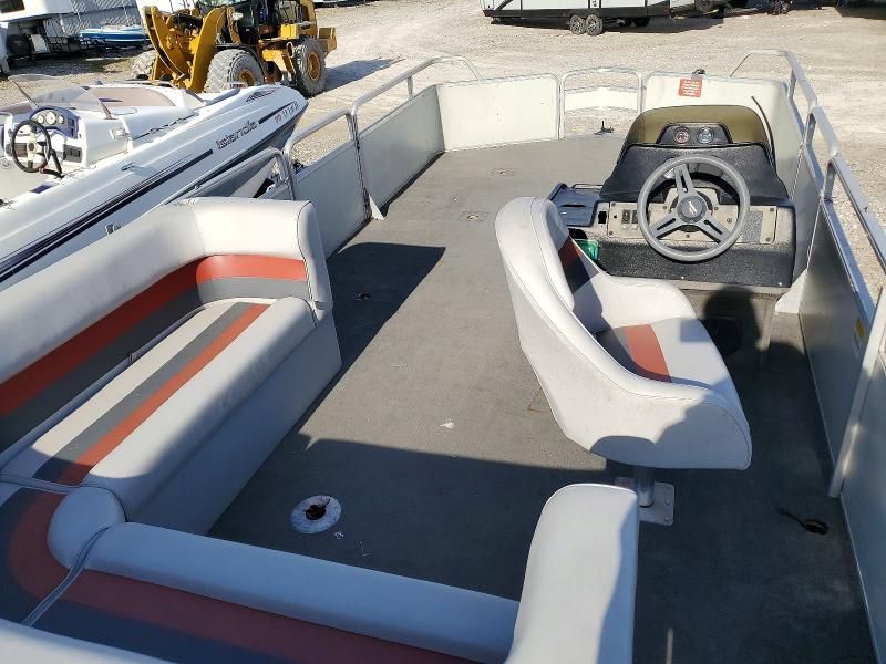 1992 Sun Tracker Boat