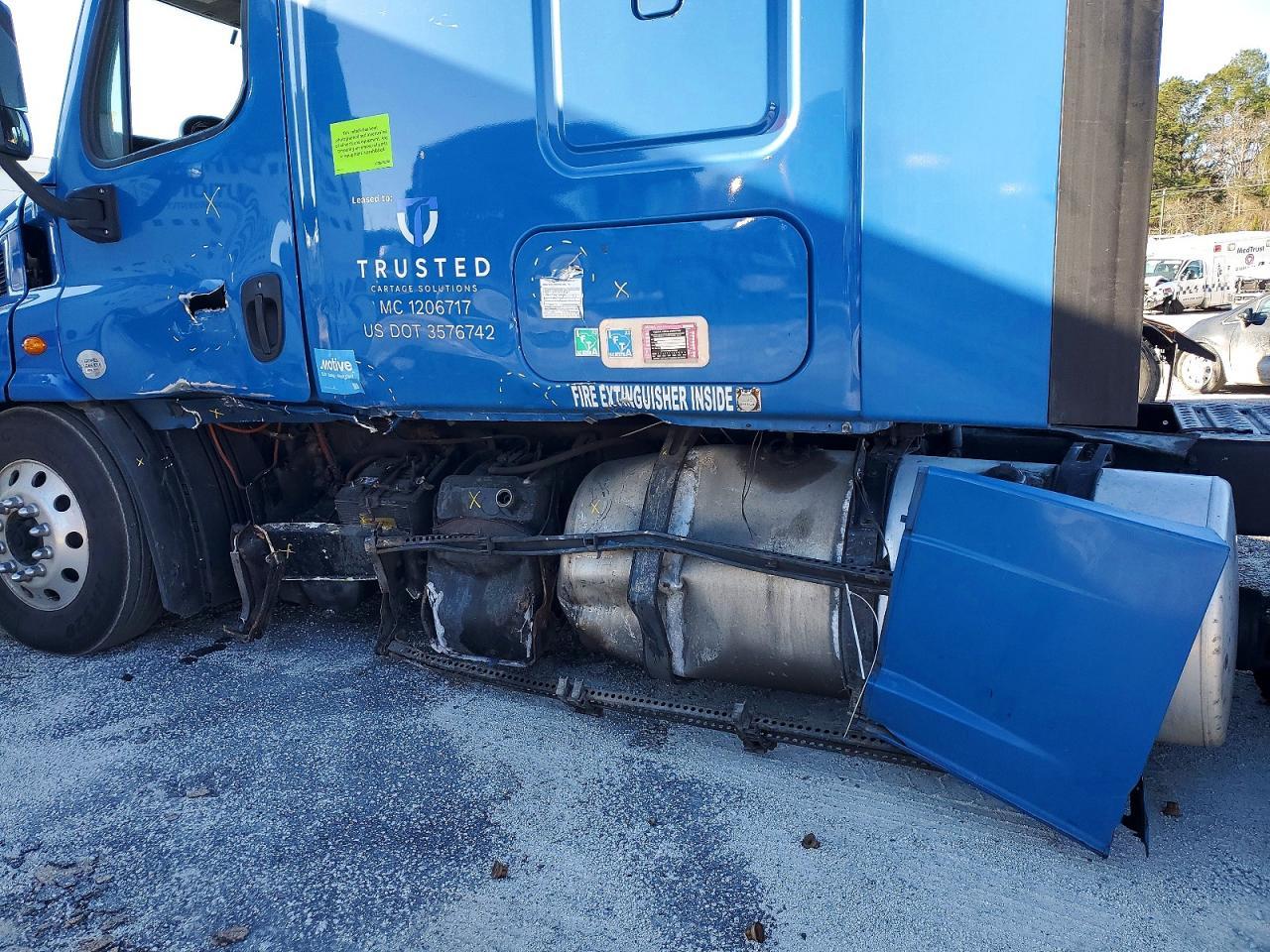 2016 Freightliner Cascadia 113 Semi Truck
