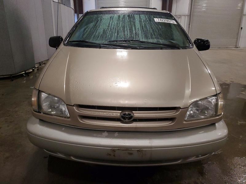 2000 Toyota Sienna le