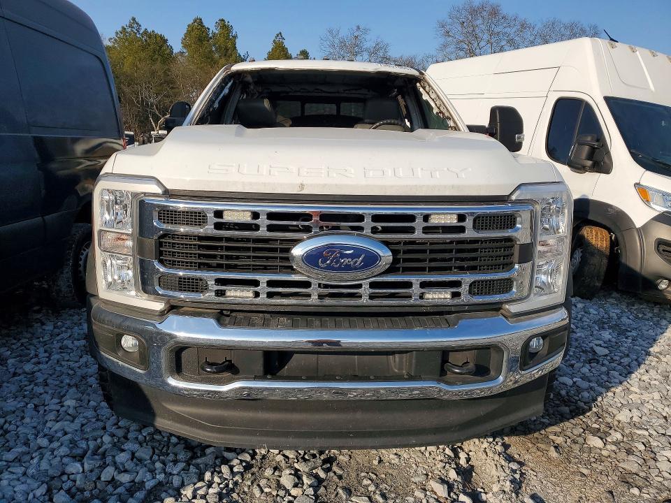 2023 Ford F550 Super Duty Flatbed Truck
