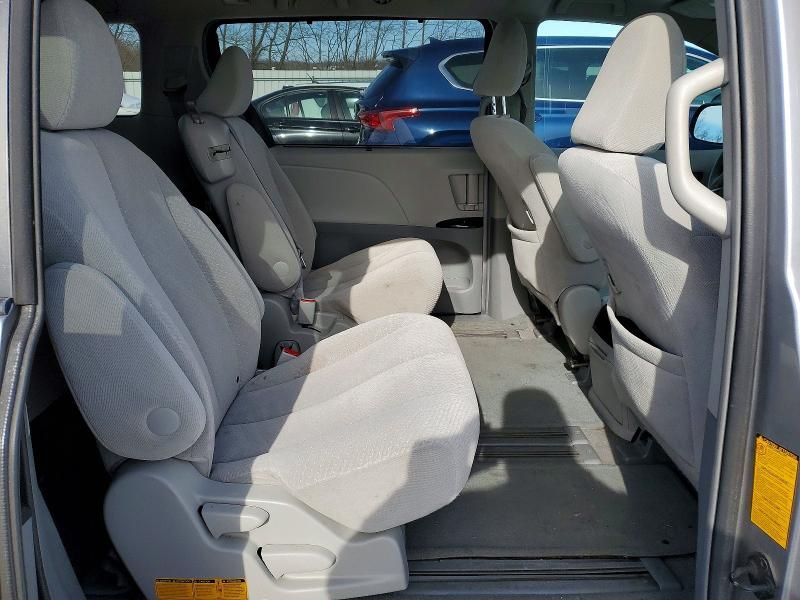 2011 Toyota Sienna le