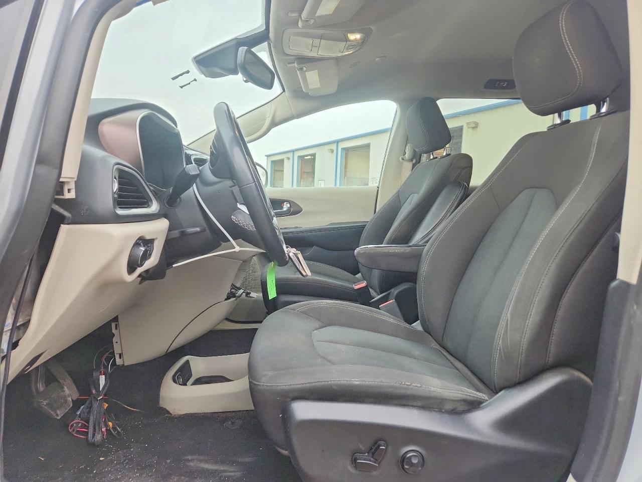2023 Chrysler Voyager lx