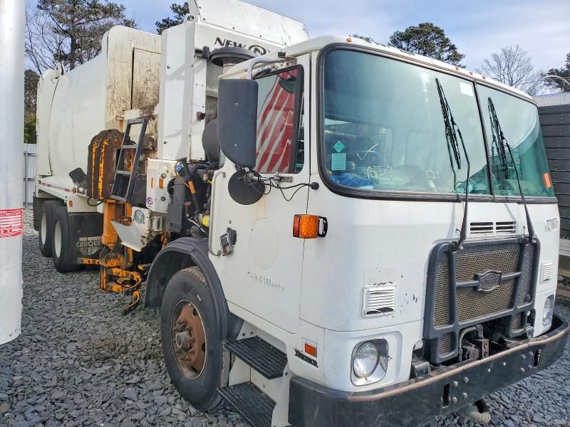 2015 Autocar Llc 2015 Autocar ACX Refuse Truck