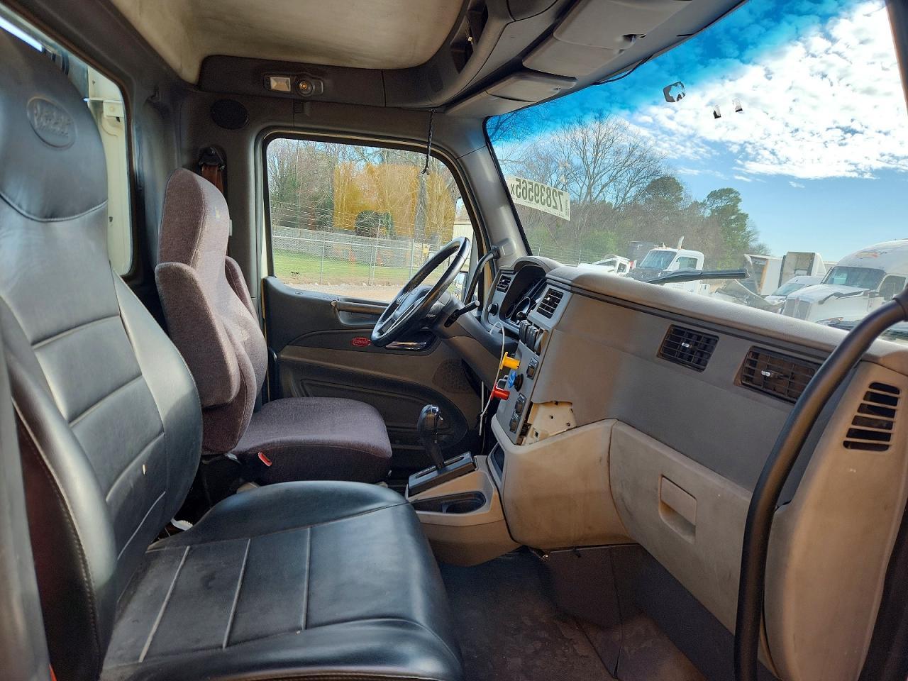 2016 Peterbilt 579 Semi Truck