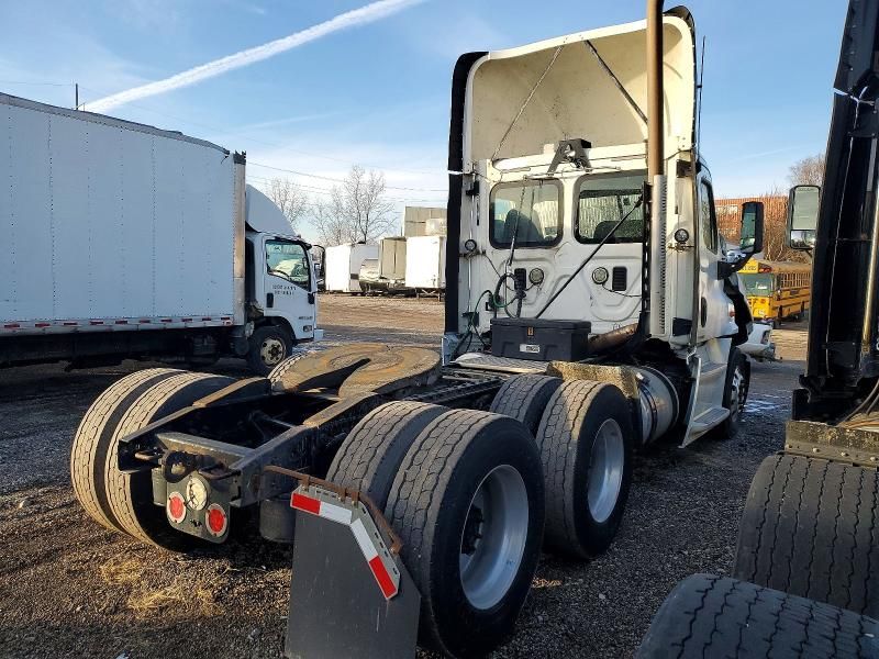 2015 Freightliner Cascadia Semi Truck