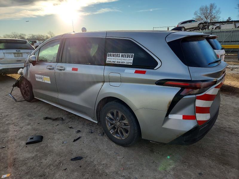 2024 Toyota Sienna le 8-passenger