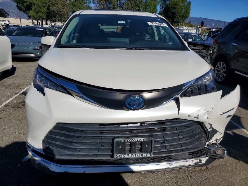 2021 Toyota Sienna xle