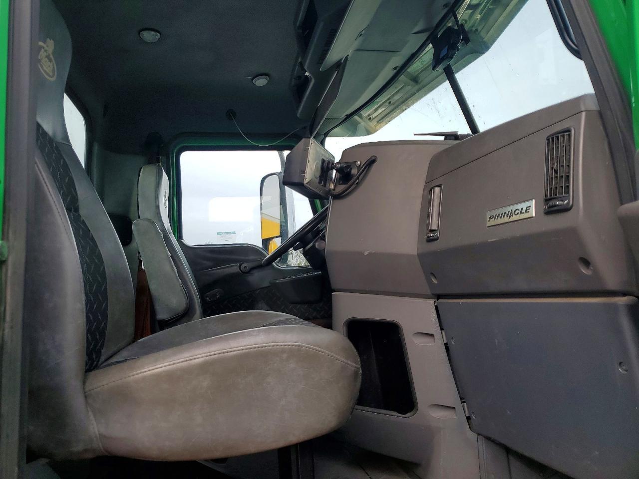 2016 Mack CXU613 Semi Truck