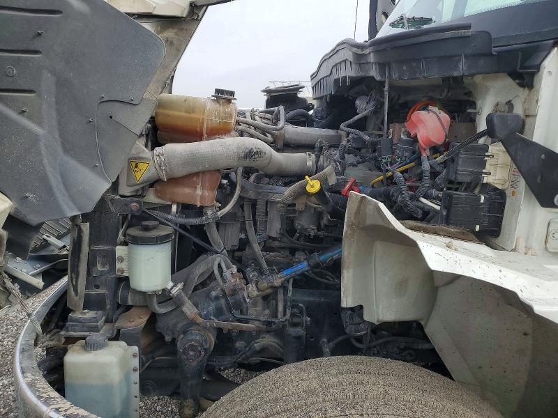 2016 International 4400 Semi Truck