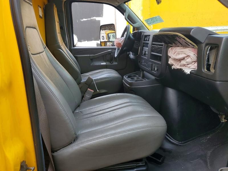 2022 GMC Savana Cut-box Truck