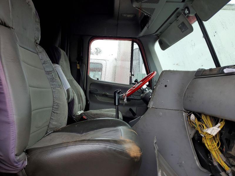 2006 Freigliner 2004 Freightliner Columbia 112 Semi Truck