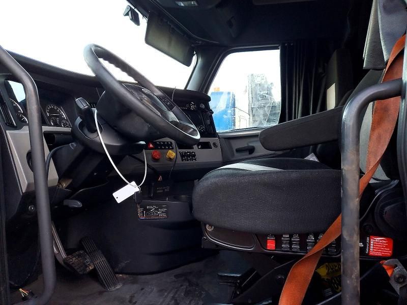 2019 Freightliner Cascadia 126 Semi Truck
