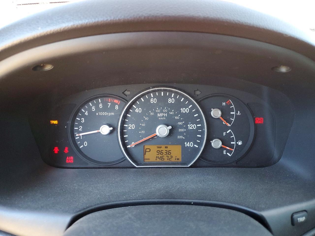 2008 KIA Rondo Base