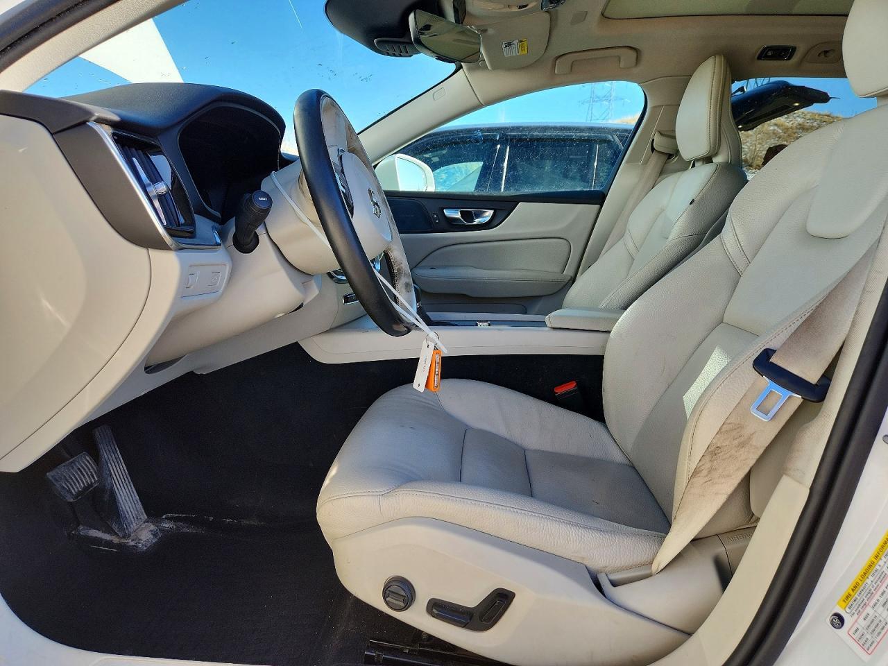 2022 Volvo V60 Cross Country T5 Momentum