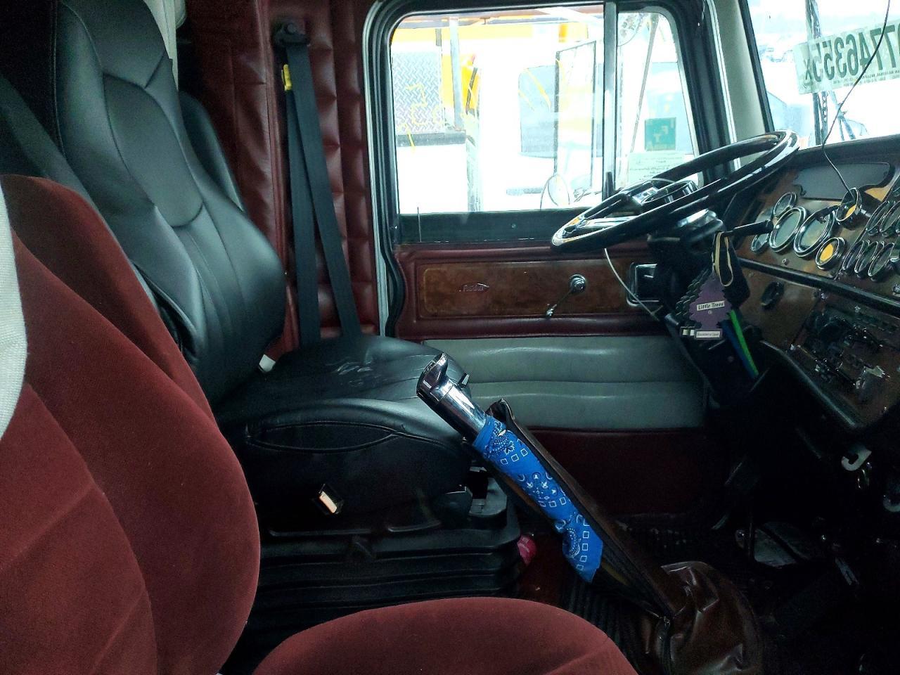 2002 Peterbilt 379 Semi Truck