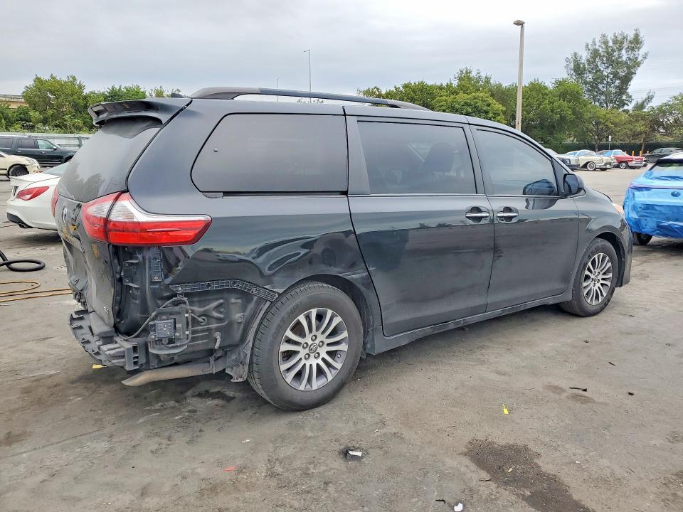 2018 Toyota Sienna XLE