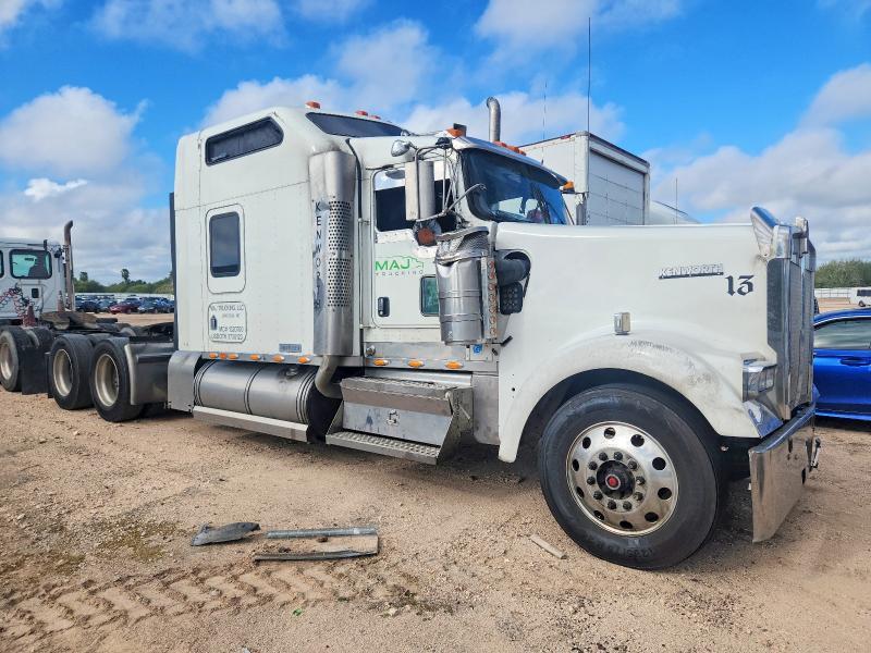 2007 Kenworth W900 Semi Truck