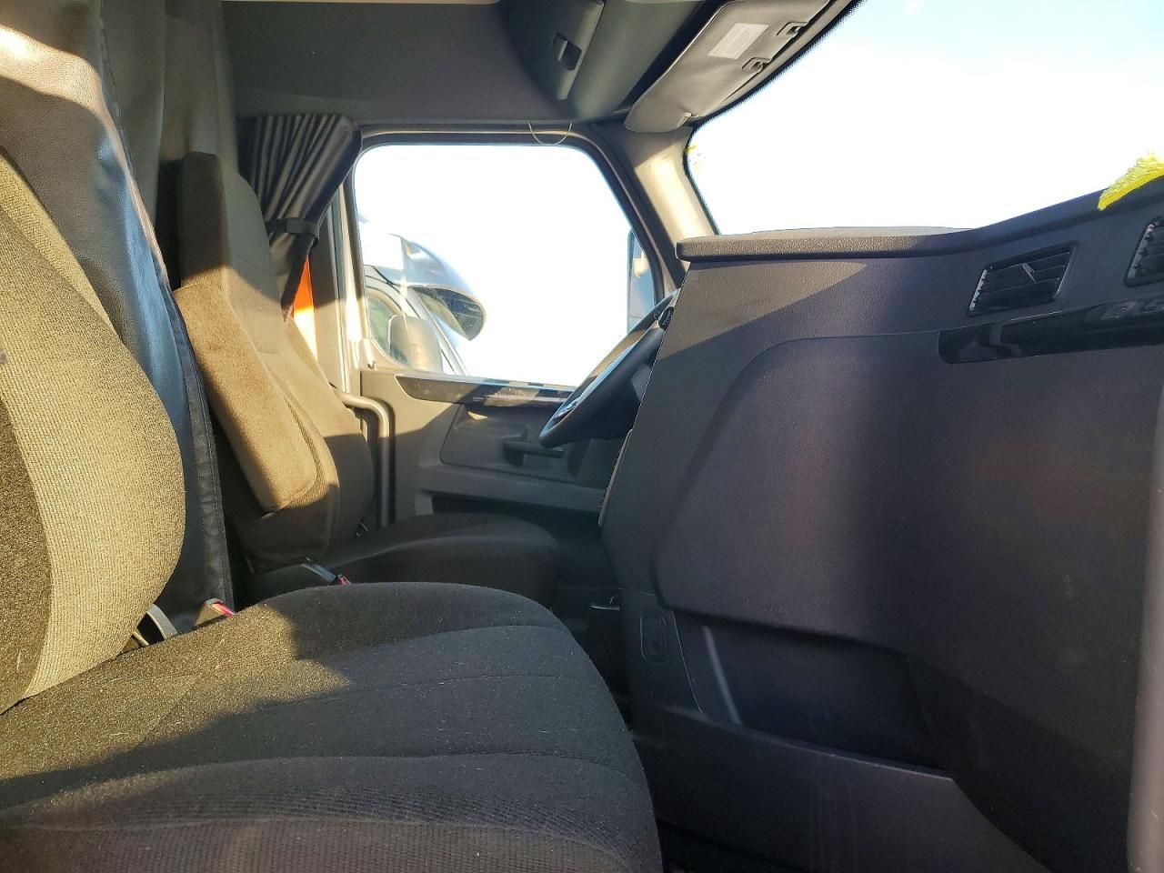 2023 Freightliner Cascadia 126 Semi Truck