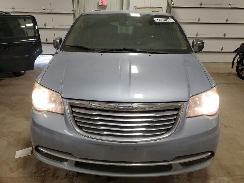 2013 Chrysler Town & Country Touring l