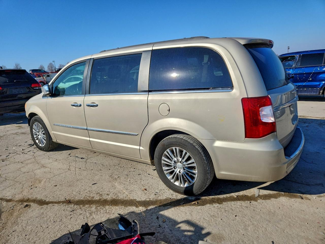 2013 Chrysler Town & Country Touring l