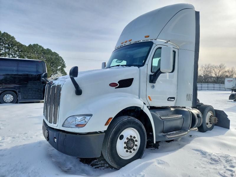 2017 Peterbilt 579 Semi Truck