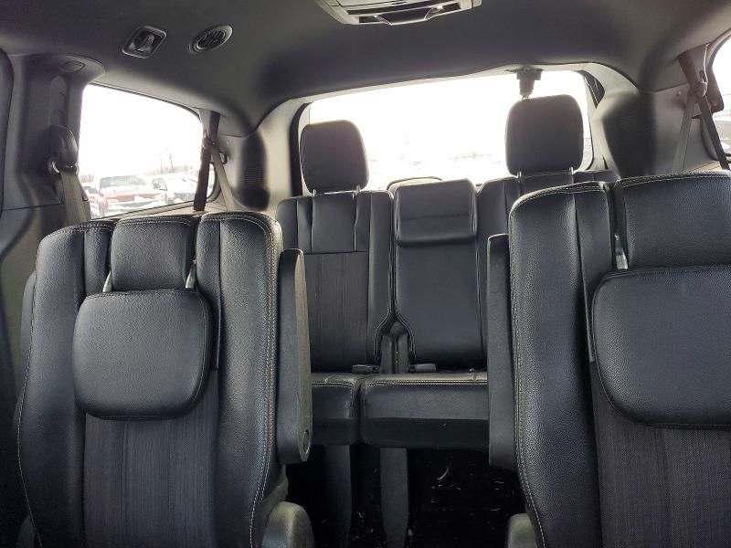 2014 Chrysler Town & Country s