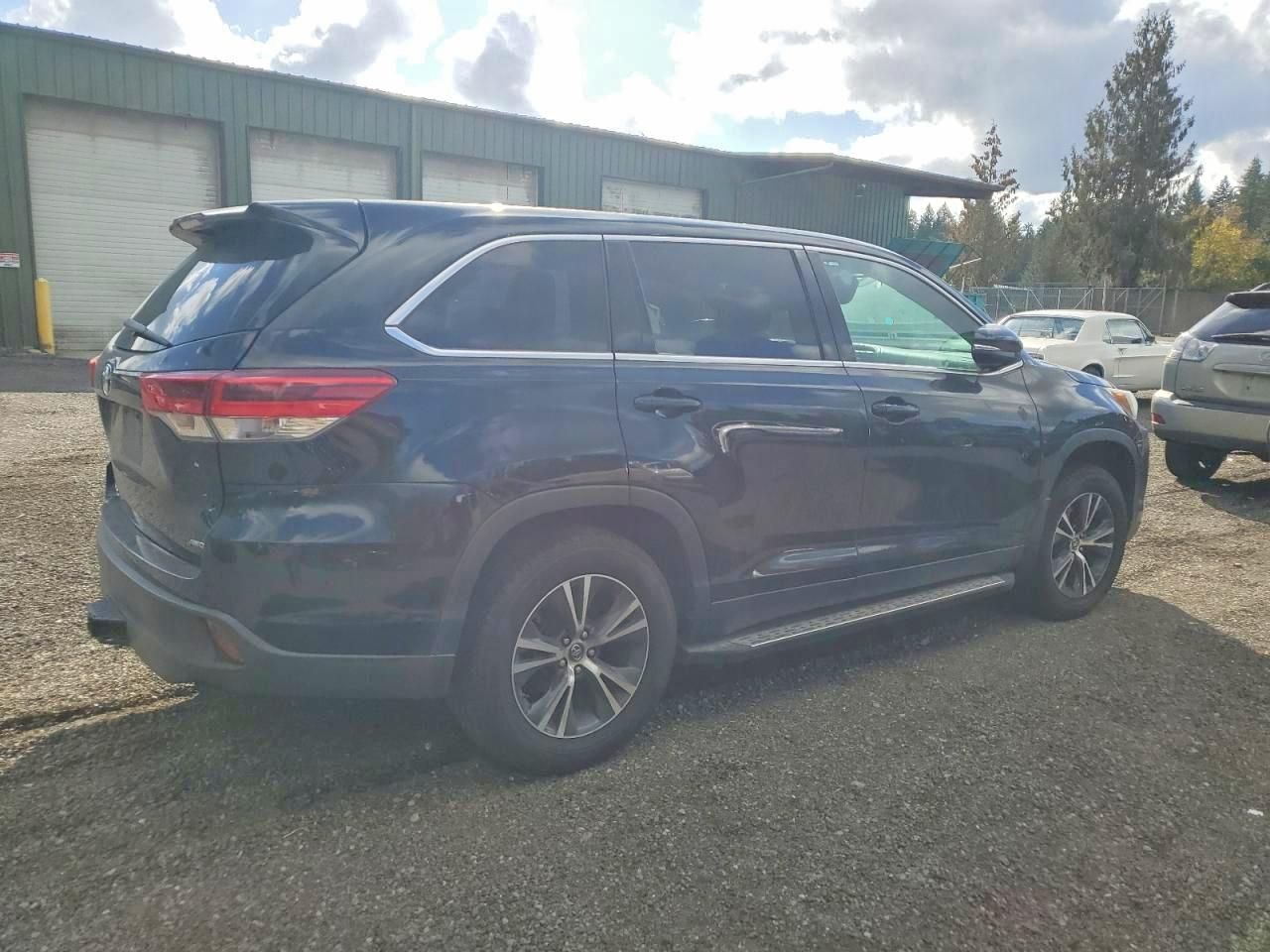 2019 Toyota Highlander le