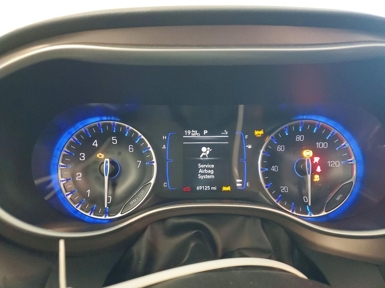 2023 Chrysler Voyager lx