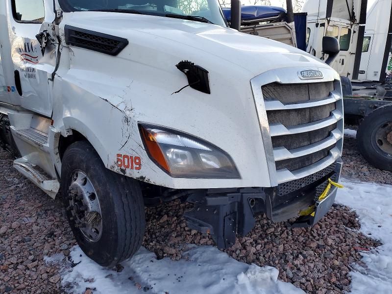 2019 Freightliner Cascadia 126 Semi Truck
