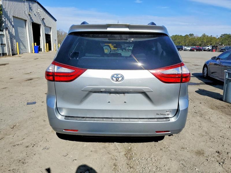 2019 Toyota Sienna xle