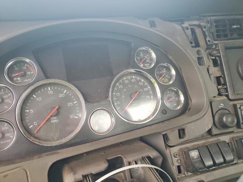 2015 Kenworth T680 Semi Truck