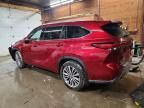 2022 Toyota Highlander Hybrid Platinum