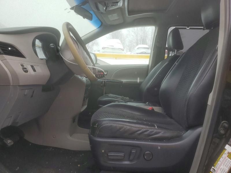2011 Toyota Sienna se 8-passenger