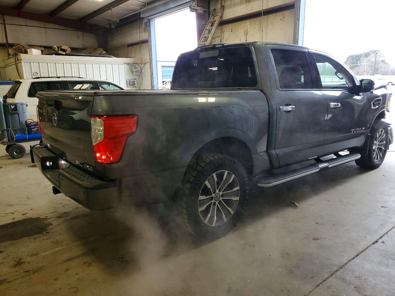 2017 Nissan Titan sv