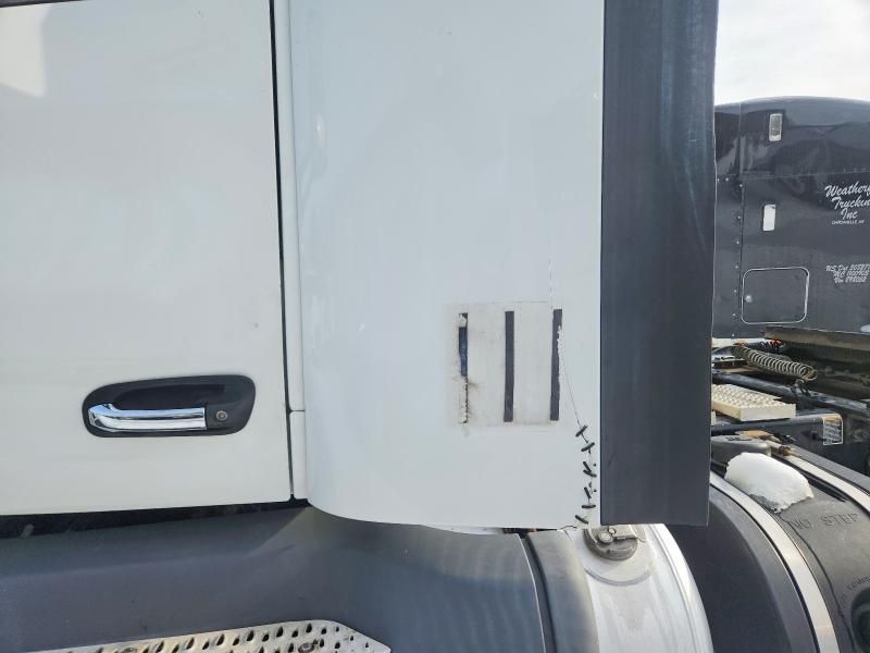 2017 Peterbilt 579 Semi Truck