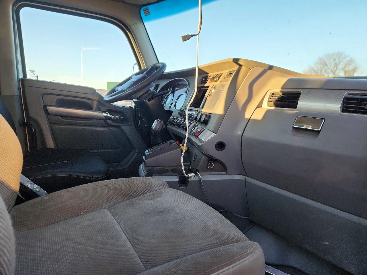 2017 Kenworth T680 Semi Truck