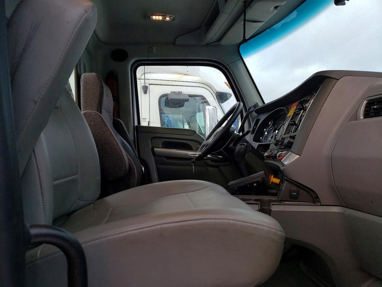 2016 Kenworth T680 Semi Truck