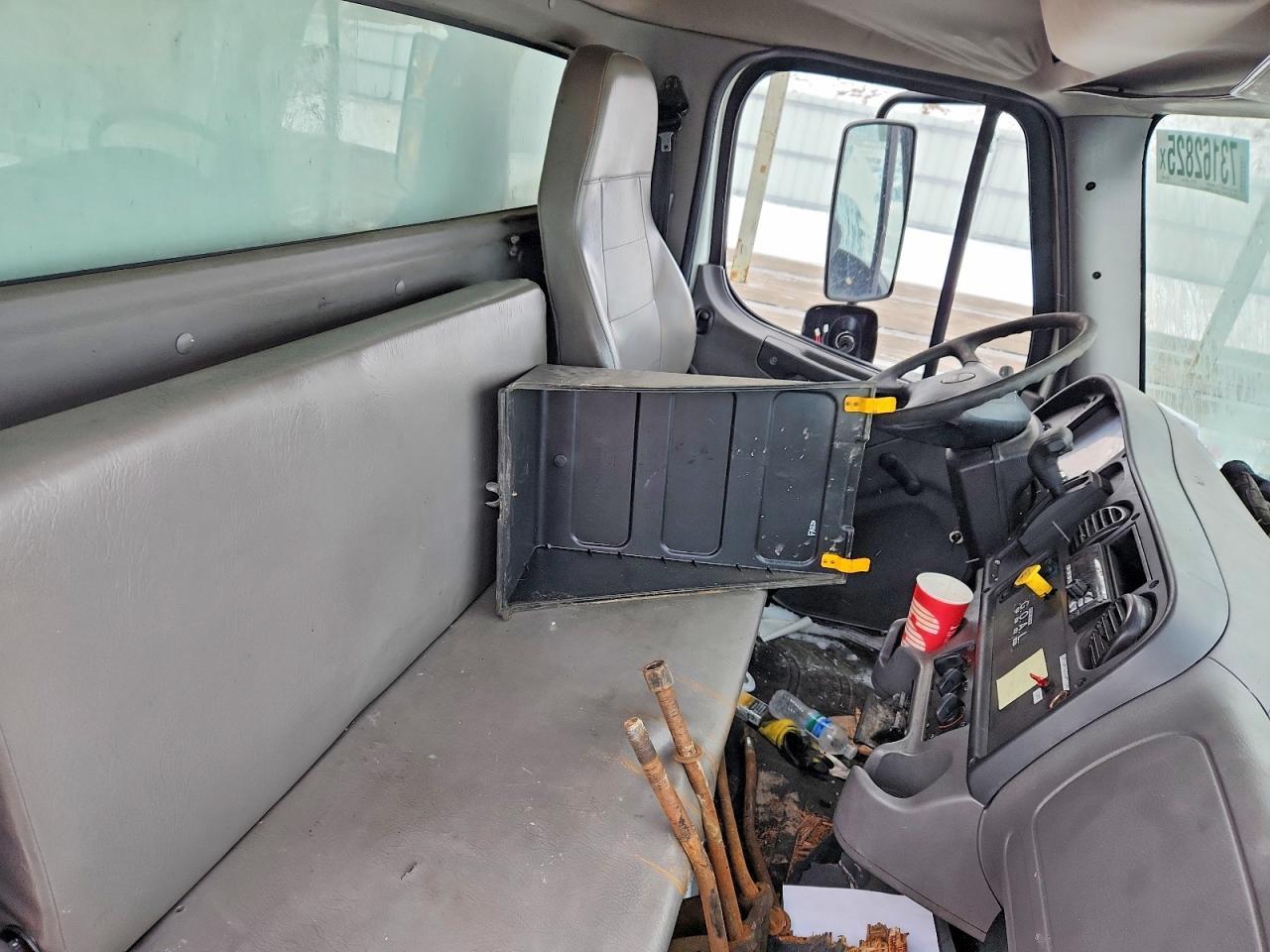 2019 Freightliner Business Class M2 BOX Truck