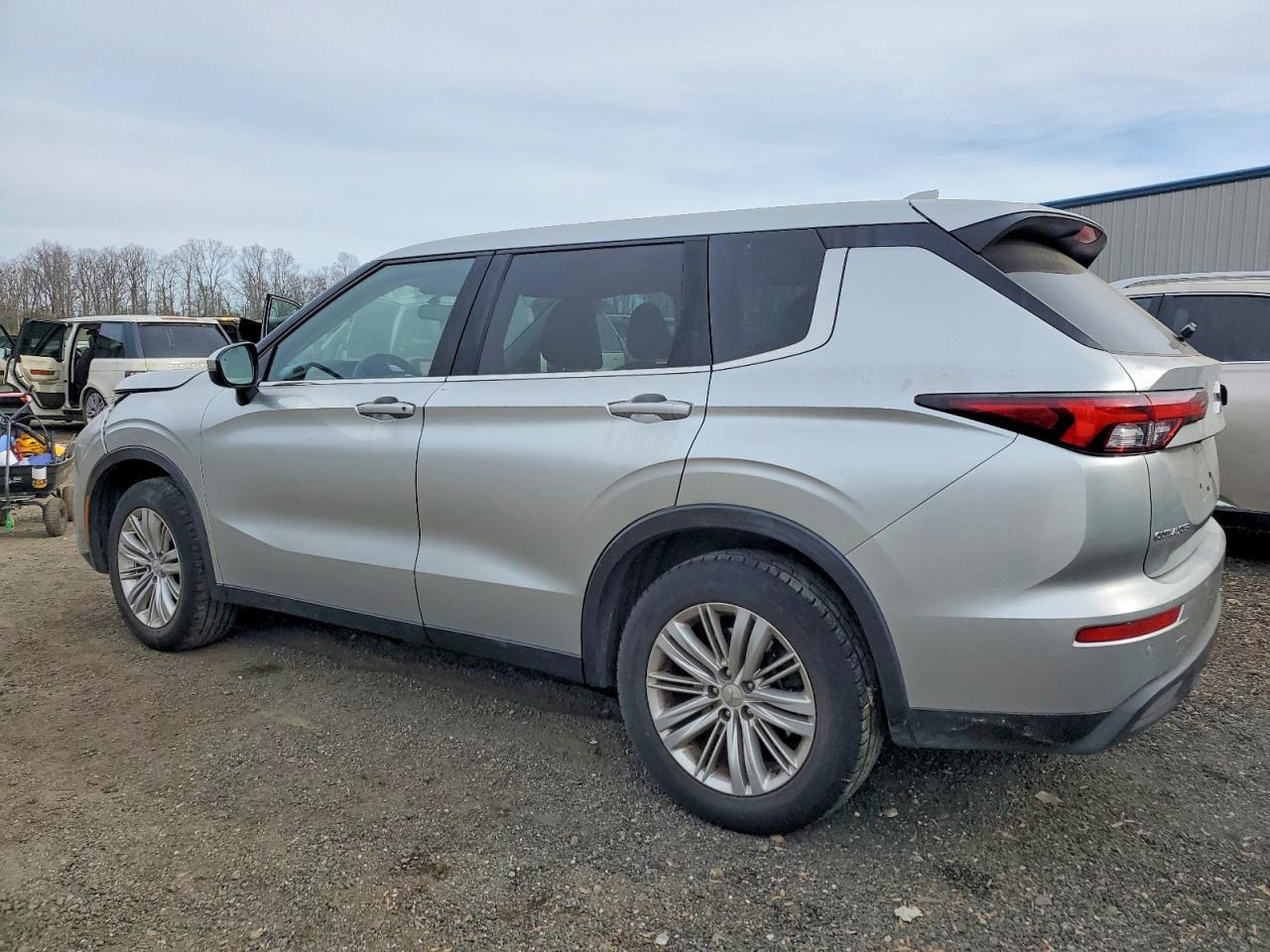 2024 Mitsubishi Outlander es