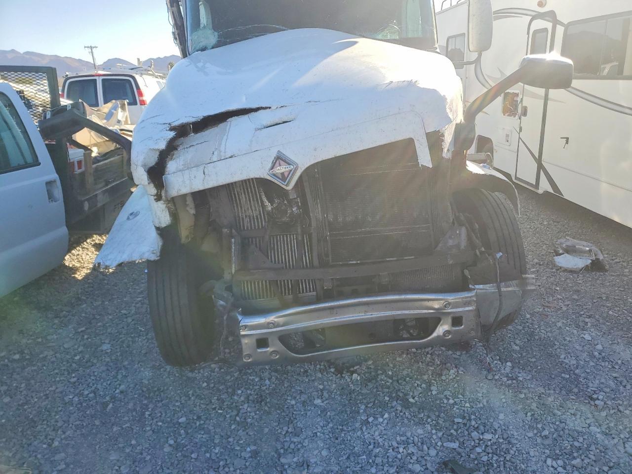 2005 International 9400I Semi Truck