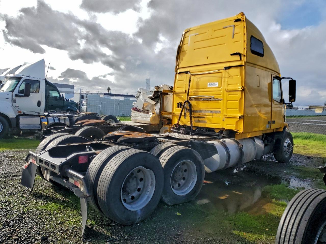 2013 Volvo VNL Semi Truck