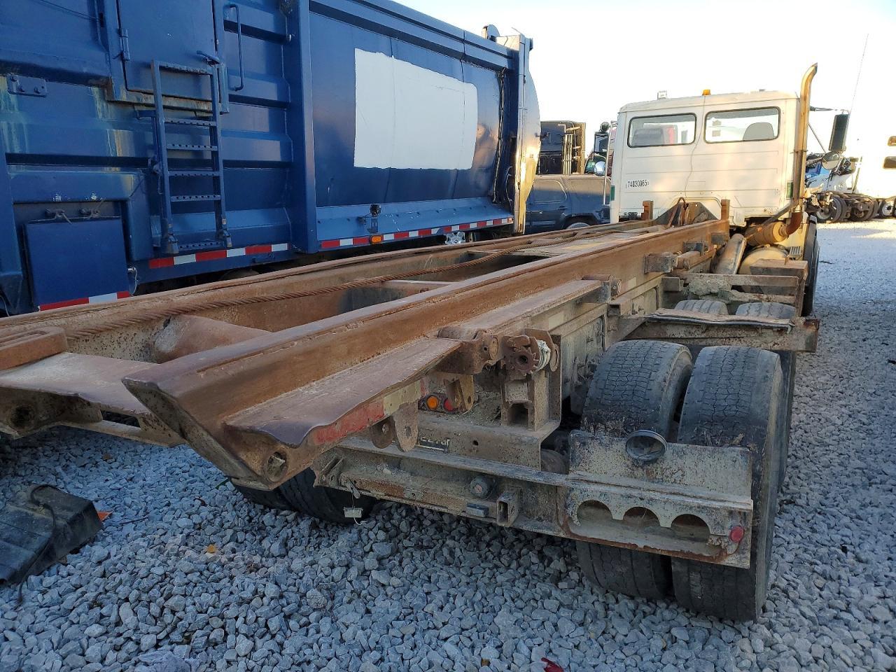 2000 Freightliner FL112 ROLL-OFF Container Truck