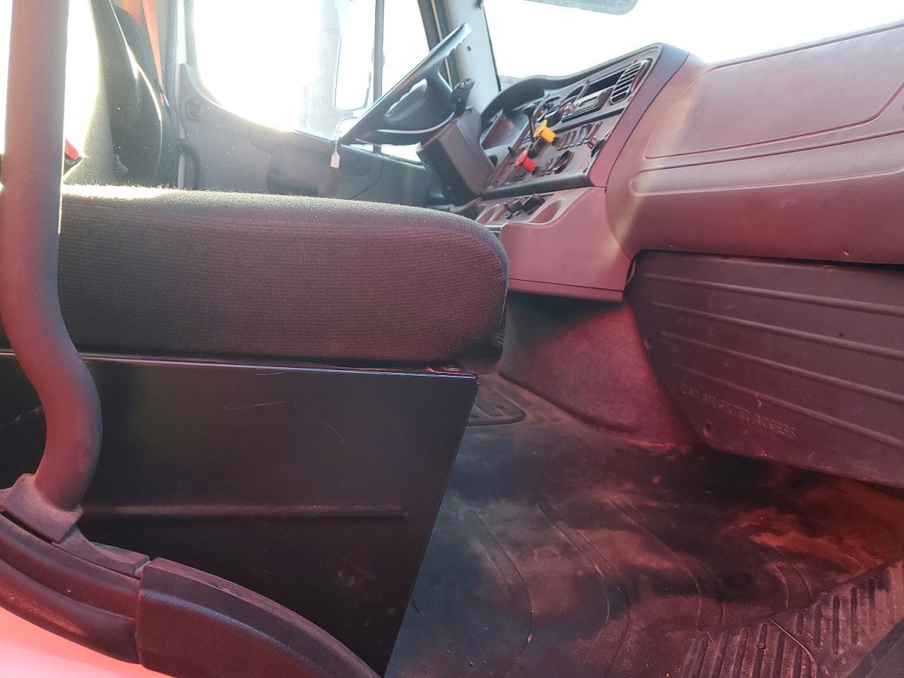 2016 Freightliner Business Class M2 Semi Truck