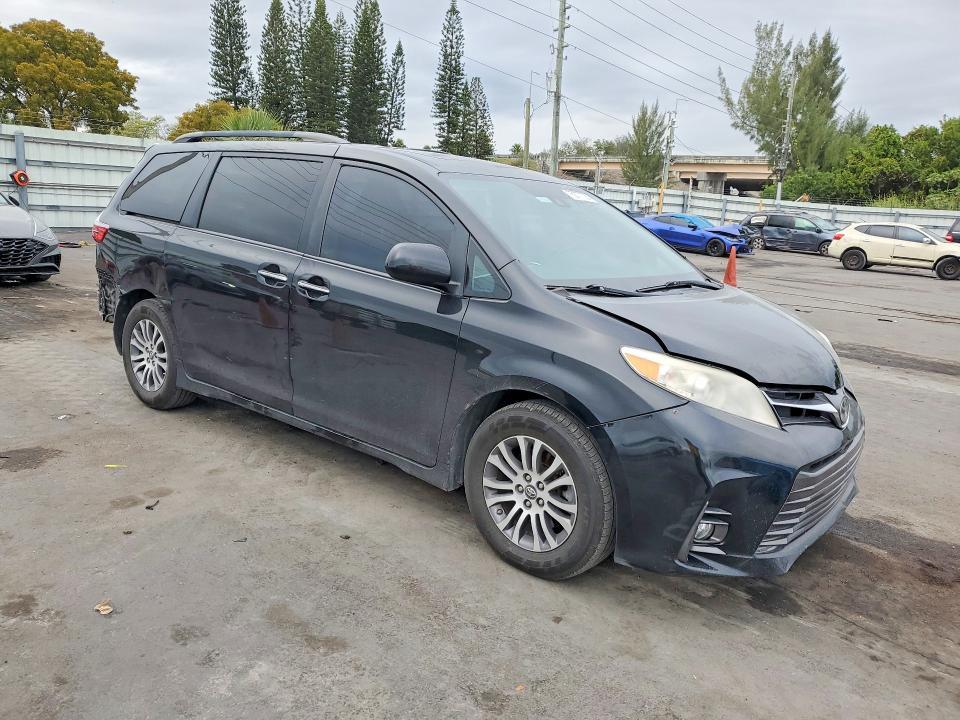 2018 Toyota Sienna XLE