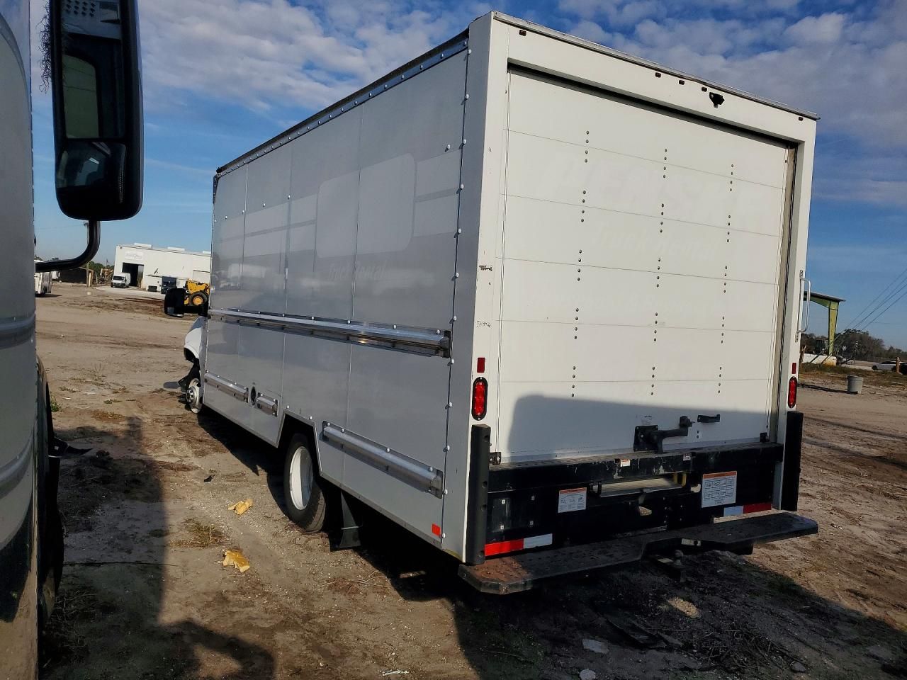 2022 GMC Savana CUT-BOX Truck