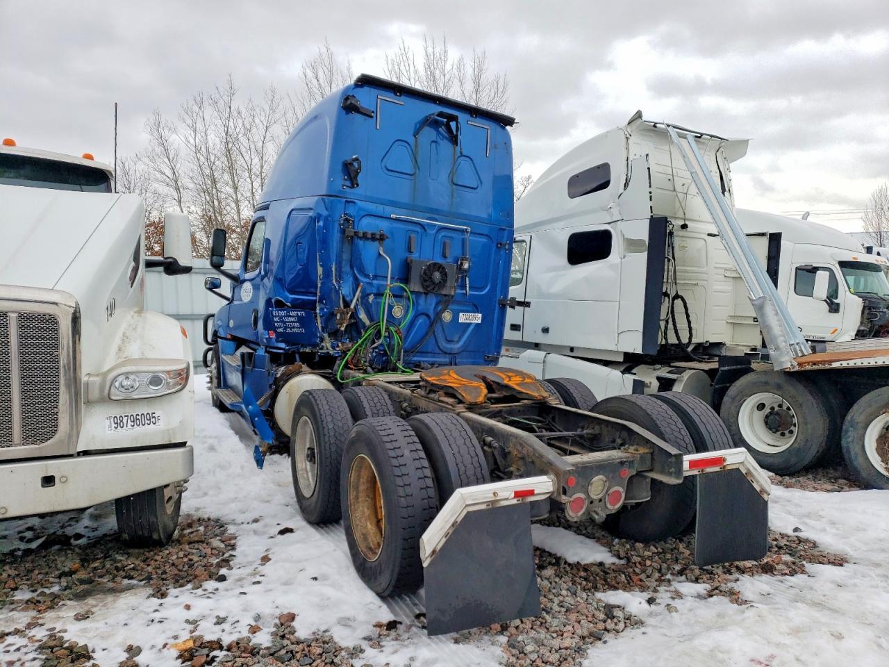2018 Freigliner 2018 Freightliner Cascadia 126 Semi Truck